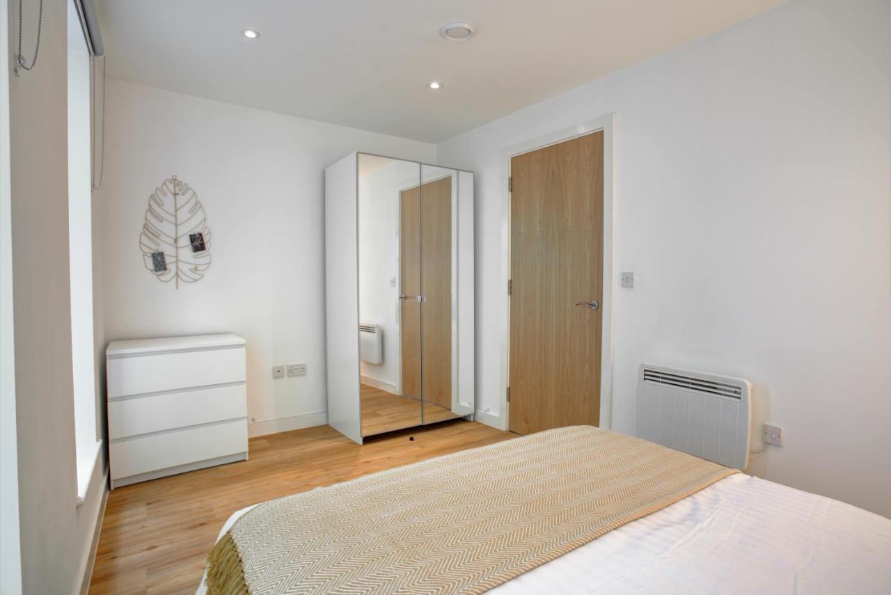 Lovely 2-Bed Apartment In Manchester With Parking Exterior foto